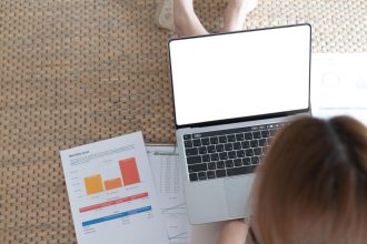 Kobieta używająca laptopa z pustym makietą białego pustego ekranu pisanie na komputerze w domu makietę copyspace wyświetlacz dla reklamy poszukiwania pracy badanie zakupów internetowych strona ebanking over shoulder view