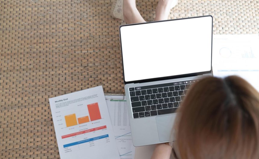 Kobieta używająca laptopa z pustym makietą białego pustego ekranu pisanie na komputerze w domu makietę copyspace wyświetlacz dla reklamy poszukiwania pracy badanie zakupów internetowych strona ebanking over shoulder view