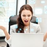 zdjęcie szczęśliwej kobiety z laptopem