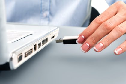 Ręka sekretarza wkłada pendrive.