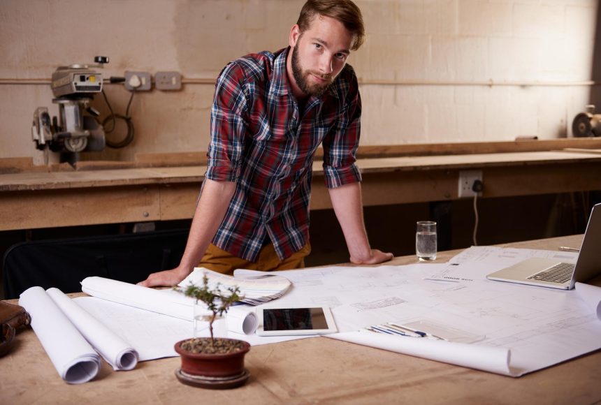 Portret mężczyzny i architekta z planem podłogi dla inżynierii lub renowacji budowy i projektowania budynku Szkic planowy i rozwój nieruchomości z papierami architektonicznymi w warsztacie