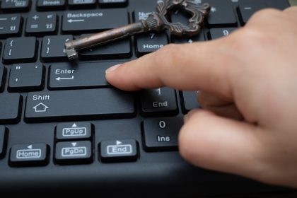 Zbliżenie żeński przycisk palca wskazującego Enter na klawiaturze komputera
