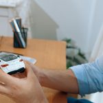 Inżynier projektowania samochodów analizuje model samochodu prototyp synchronos