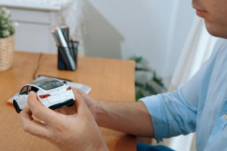 Inżynier projektowania samochodów analizuje model samochodu prototyp synchronos