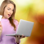 Młoda kobieta używająca laptopa