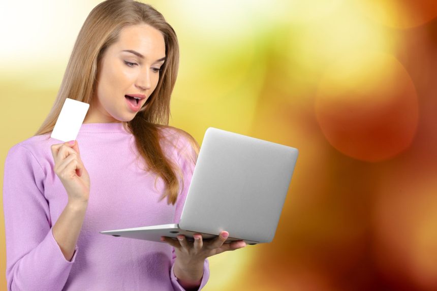 Młoda kobieta używająca laptopa