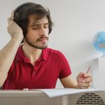 Młody muzyk studiujący i komponujący nową muzykę