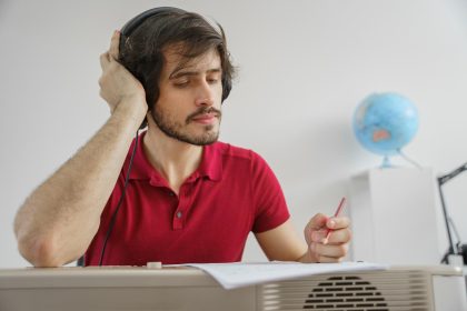 Młody muzyk studiujący i komponujący nową muzykę