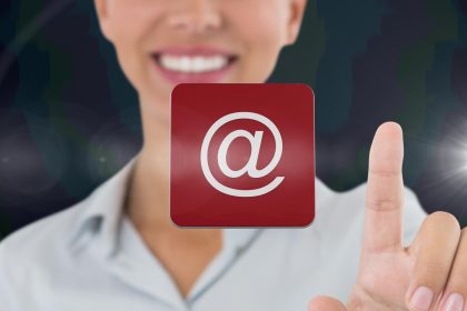 Kompozycja uśmiechniętej bizneswoman dotykającej ekranu z ikoną cyfrowej wiadomości e-mail