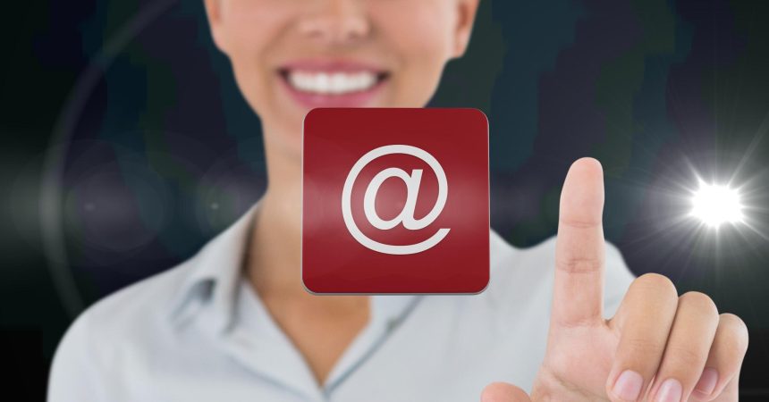 Kompozycja uśmiechniętej bizneswoman dotykającej ekranu z ikoną cyfrowej wiadomości e-mail