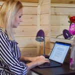 bizneswoman pracująca na laptopie myśli w pracy na odległość, praca na odległość i szkolenie