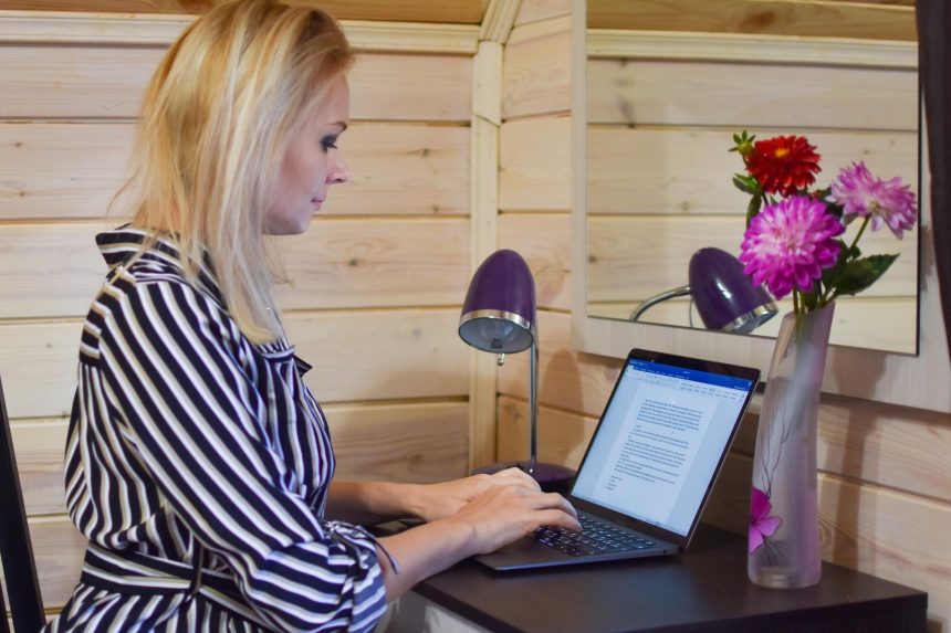 bizneswoman pracująca na laptopie myśli w pracy na odległość, praca na odległość i szkolenie