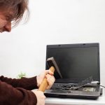 Mężczyzna pracujący w biurze rozbił laptop zniszczył komputer gniew nienawiść podrażnienie błąd uszkodzenie hamulców nie chce pracować złe emocje depresja nie zachowane krzyki