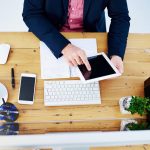 Wygląd biznesu z góry i osoba na tabletu w biurze z notatnikiem do badań lub informacji jako księgowy dla projektu Dokumenty korporacyjne i technologia cyfrowa dla pomysłów lub statystyki do pracy