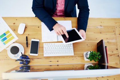 Wygląd biznesu z góry i osoba na tabletu w biurze z notatnikiem do badań lub informacji jako księgowy dla projektu Dokumenty korporacyjne i technologia cyfrowa dla pomysłów lub statystyki do pracy