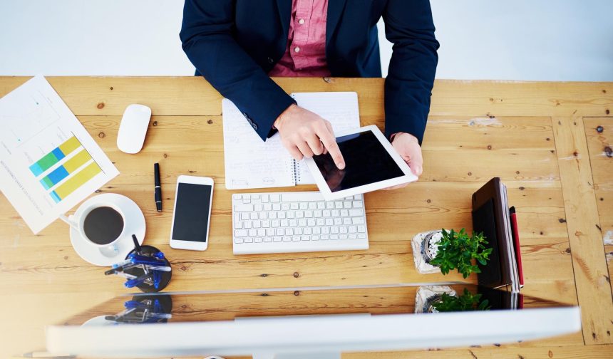 Wygląd biznesu z góry i osoba na tabletu w biurze z notatnikiem do badań lub informacji jako księgowy dla projektu Dokumenty korporacyjne i technologia cyfrowa dla pomysłów lub statystyki do pracy