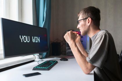 Zamknięte drzwi ogromnego doku magazynowego