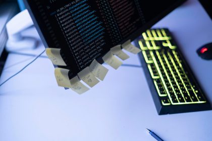 Przypomnienia niektórych naklejek przymocowanych do ekranu komputera, nioty w biurze