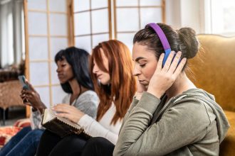 Kobiety-przyjacielki połączone, ale niezależne Żywe przedstawienie wolnego czasu milenium i pokolenia Z w świecie zaawansowanym technologicznie