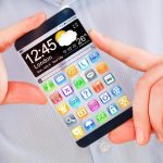Futurystyczny inteligentny telefon (phablet) z przezroczystym wyświetlaczem w ludzkich rękach. Koncepcja aktualna przyszłość innowacyjne pomysły i najlepsze technologie ludzkości.