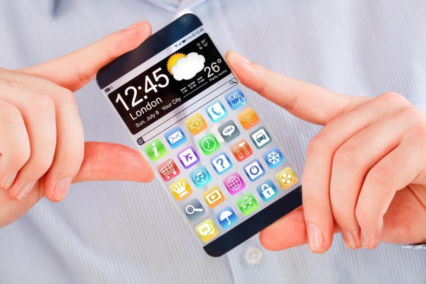 Futurystyczny inteligentny telefon (phablet) z przezroczystym wyświetlaczem w ludzkich rękach. Koncepcja aktualna przyszłość innowacyjne pomysły i najlepsze technologie ludzkości.