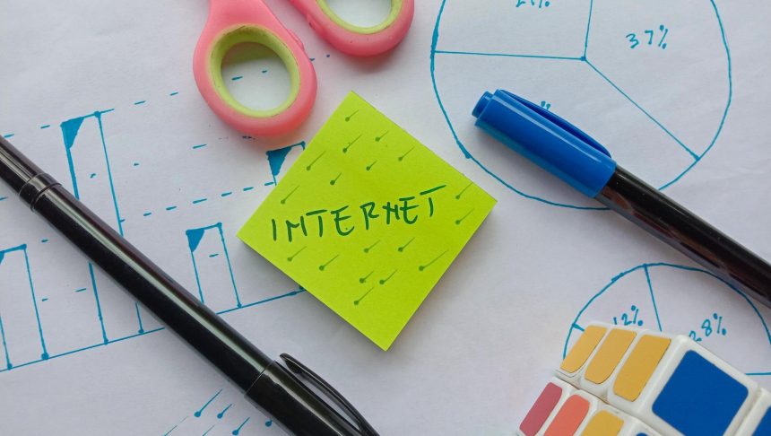 Zdjęcie na temat biznesu z tekstem INTERNET