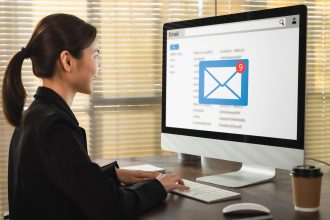Azjatycki biznes kobieta za pomocą komputera z sprawdzaniem skrzynki odbiorczej poczty e-mail na stronie internetowej.