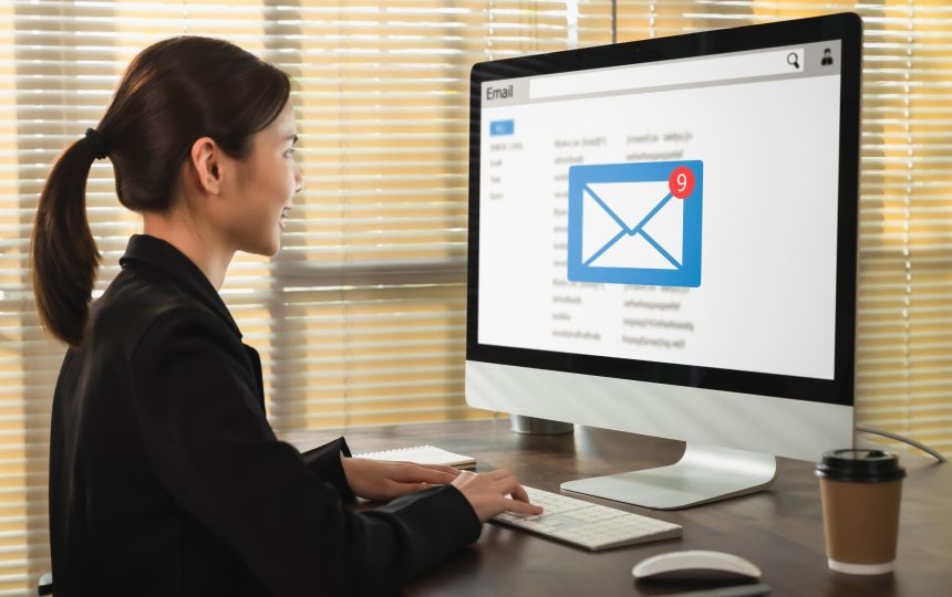 Azjatycki biznes kobieta za pomocą komputera z sprawdzaniem skrzynki odbiorczej poczty e-mail na stronie internetowej.
