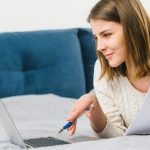 Kobieta wyszukuje laptop z papierami
