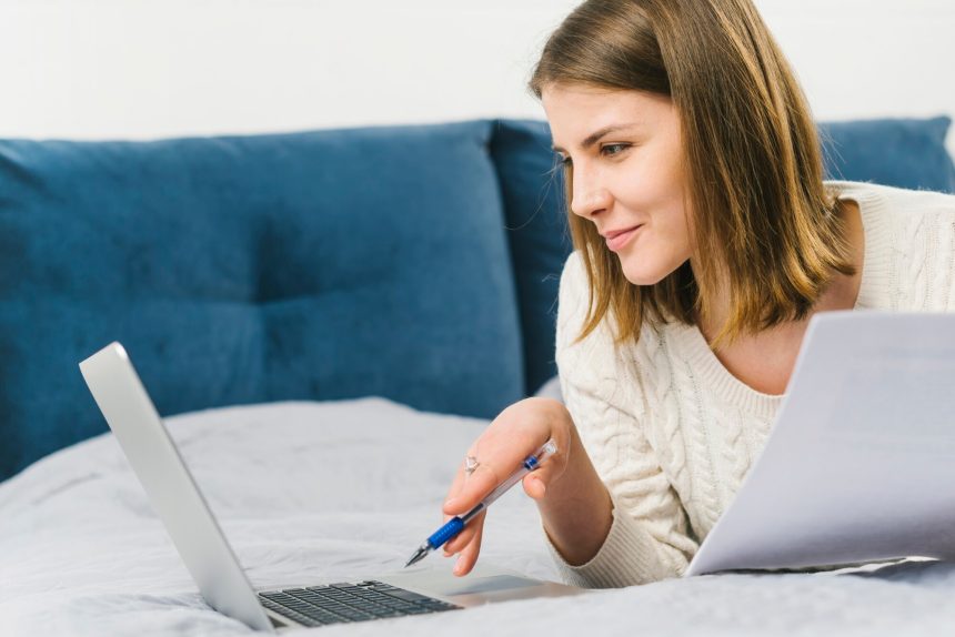 Kobieta wyszukuje laptop z papierami