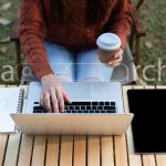 Praca na laptopie i tablecie z bliska dłoni kobiet biznesu rano