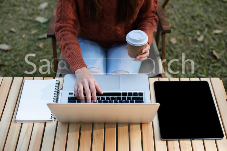 Praca na laptopie i tablecie z bliska dłoni kobiet biznesu rano