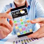 Smartfon (phablet) z przezroczystym wyświetlaczem w ludzkich rękach. Koncepcja aktualna przyszłość innowacyjne pomysły i najlepsze technologie ludzkości.