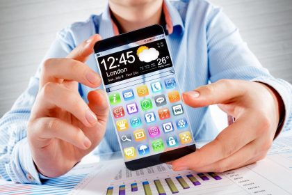 Smartfon (phablet) z przezroczystym wyświetlaczem w ludzkich rękach. Koncepcja aktualna przyszłość innowacyjne pomysły i najlepsze technologie ludzkości.