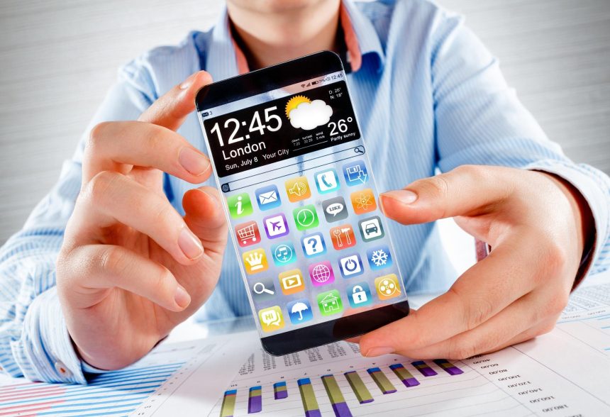 Smartfon (phablet) z przezroczystym wyświetlaczem w ludzkich rękach. Koncepcja aktualna przyszłość innowacyjne pomysły i najlepsze technologie ludzkości.