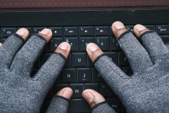 Hacker ręcznie kradnie dane z laptopa z góry w dół