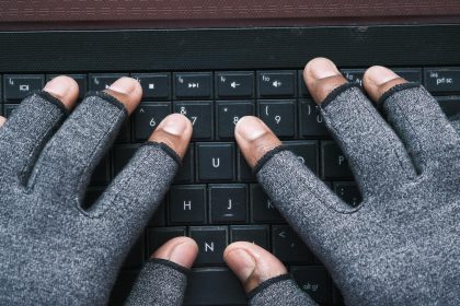 Hacker ręcznie kradnie dane z laptopa z góry w dół