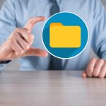 Biznesmen przytrzymaj ikonę folderuDocument Management System lub konfiguracja DMS przez konsultanta IT z nowoczesnym komputerem wyszukują zarządzanie informacjami i plikami firmowymiPrzetwarzanie biznesowe