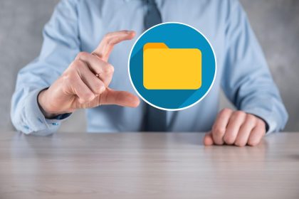 Biznesmen przytrzymaj ikonę folderuDocument Management System lub konfiguracja DMS przez konsultanta IT z nowoczesnym komputerem wyszukują zarządzanie informacjami i plikami firmowymiPrzetwarzanie biznesowe