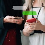 Komunikacja mobilna wirtualny komunikator czatu nierozpoznawalne kobiety biznesu korzystające ze smartfona