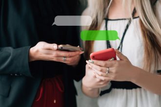 Komunikacja mobilna wirtualny komunikator czatu nierozpoznawalne kobiety biznesu korzystające ze smartfona
