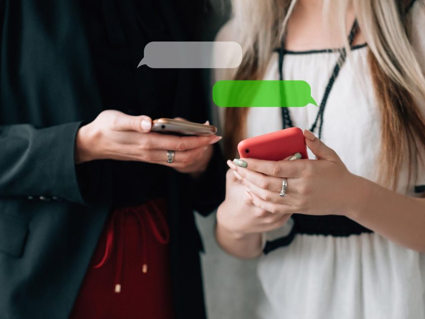 Komunikacja mobilna wirtualny komunikator czatu nierozpoznawalne kobiety biznesu korzystające ze smartfona