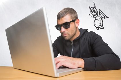 Przestępca na laptopie z ikoną diabła unoszącą się obok