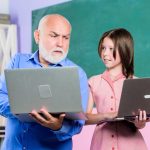Pomóż uczyć się nowej technologii w nauce szkolnej lekcji online Wyszukiwarka mała dziewczynka z mężczyzną nauczyciel nauka na komputerze edukacja blogowanie Powrót do szkoły dojrzały nauczyciel pomóż uczniowi dziewczyna
