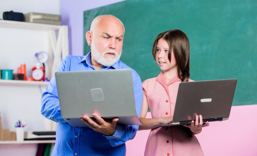 Pomóż uczyć się nowej technologii w nauce szkolnej lekcji online Wyszukiwarka mała dziewczynka z mężczyzną nauczyciel nauka na komputerze edukacja blogowanie Powrót do szkoły dojrzały nauczyciel pomóż uczniowi dziewczyna