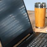 Stół z laptopem, smartfonem i innymi urządzeniami dla przedsiębiorców i pracy w domu