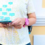 Turystki używa smartfona do wyszukiwania informacji za pomocą Internetu, aby komunikować się ze znajomymi Ikony komunikacji wiadomości wiadomości polubienia powiadomień