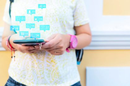Turystki używa smartfona do wyszukiwania informacji za pomocą Internetu, aby komunikować się ze znajomymi Ikony komunikacji wiadomości wiadomości polubienia powiadomień