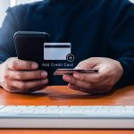 Dodaj kartę kredytową finansową koncepcję technologii płatności online Dodaj ikonę karty kredytowej gotówki lub debetowej pojawia się podczas korzystania z smartfona komórkowego do dodania metody płatności do powiązania portfela z aplikacją do płacenia bezpośrednio