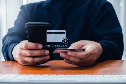 Dodaj kartę kredytową finansową koncepcję technologii płatności online Dodaj ikonę karty kredytowej gotówki lub debetowej pojawia się podczas korzystania z smartfona komórkowego do dodania metody płatności do powiązania portfela z aplikacją do płacenia bezpośrednio